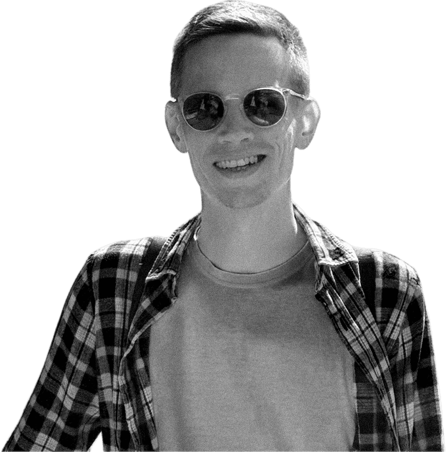 Fabian Schadt smiling, wearing sunglasses